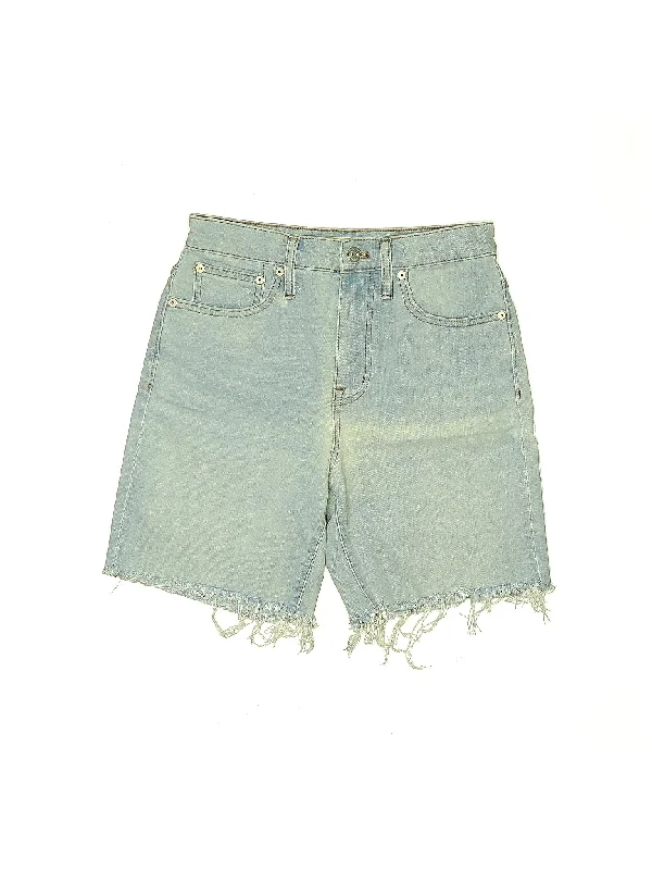 Denim Shorts in Light Wash