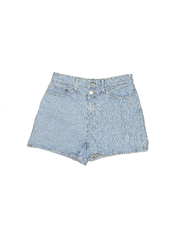 Denim Shorts in Light Wash