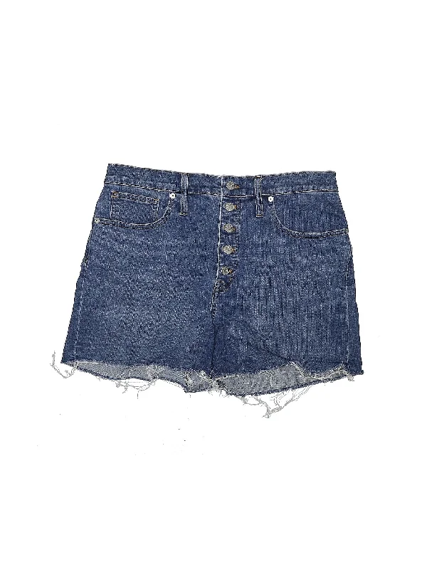 Denim Shorts in Medium Wash