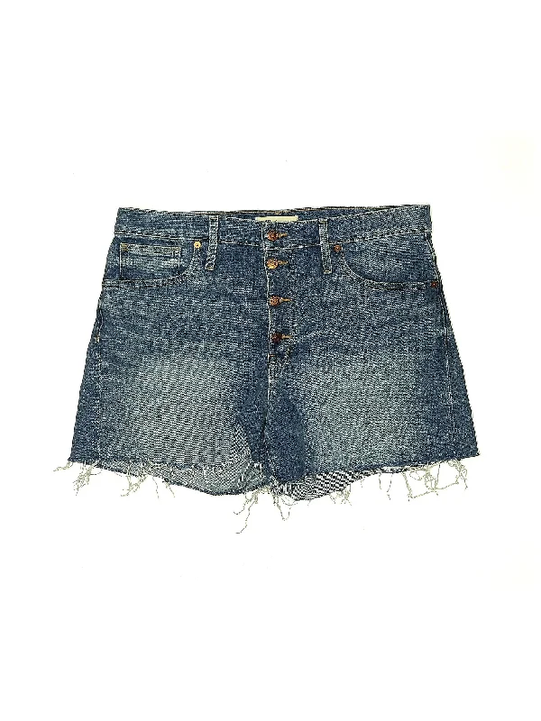 Denim Shorts in Medium Wash