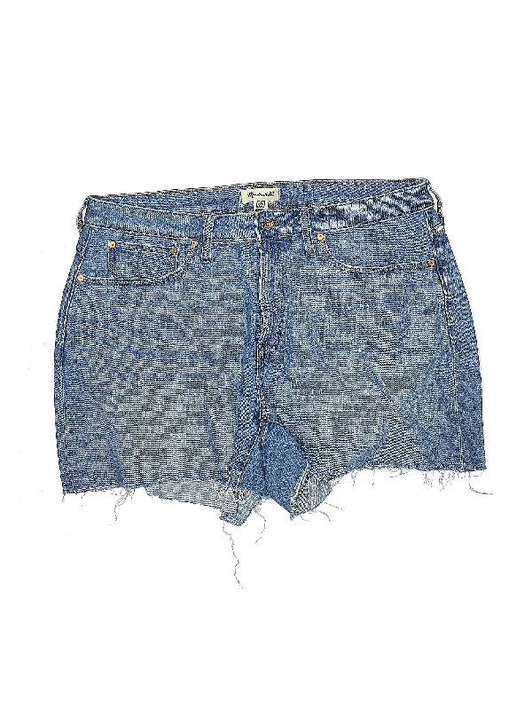 Denim Shorts in Medium Wash