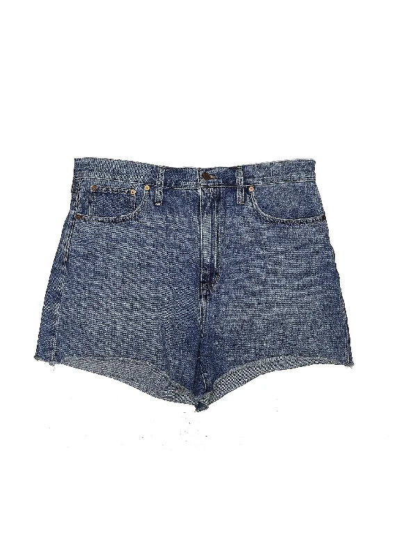 Denim Shorts in Medium Wash