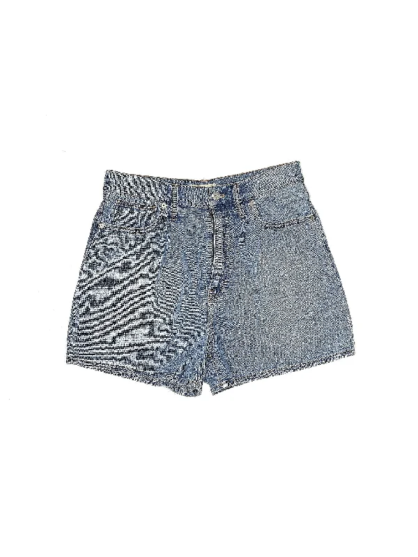 Denim Shorts in Medium Wash