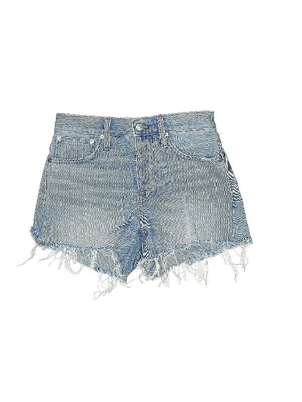 Denim Shorts in Medium Wash