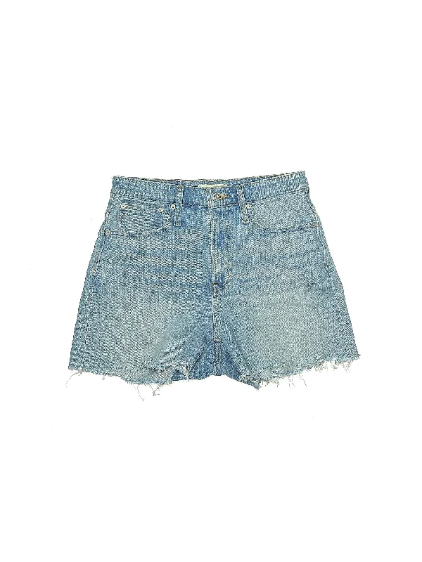 Denim Shorts in Medium Wash